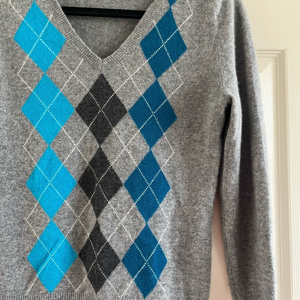 Apt. 9 Gray cashmere V-Neck Sweater with Blue Argyle